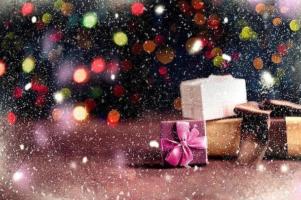 圣诞节和新年的概念。木制背景上的礼物、灯笼、铃铛