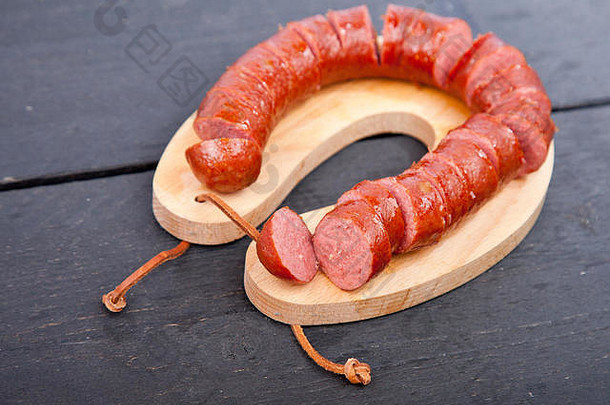 传统的荷兰烟熏香肠被称为猪肉香肠木背景