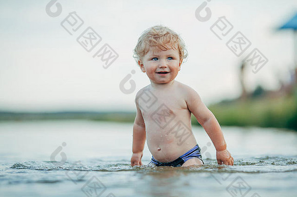 在水里玩的有趣的小男孩