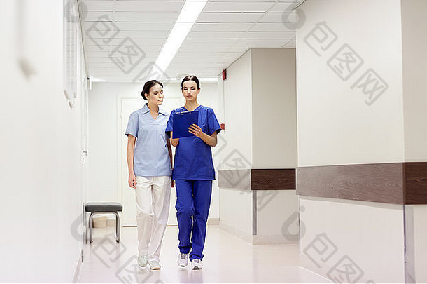 两名医生或护士在医院用剪贴板