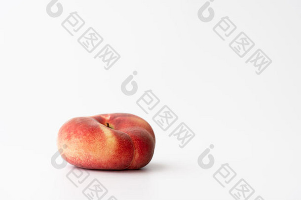 新鲜的有机土星桃子。白色背景、隔离、高分辨率