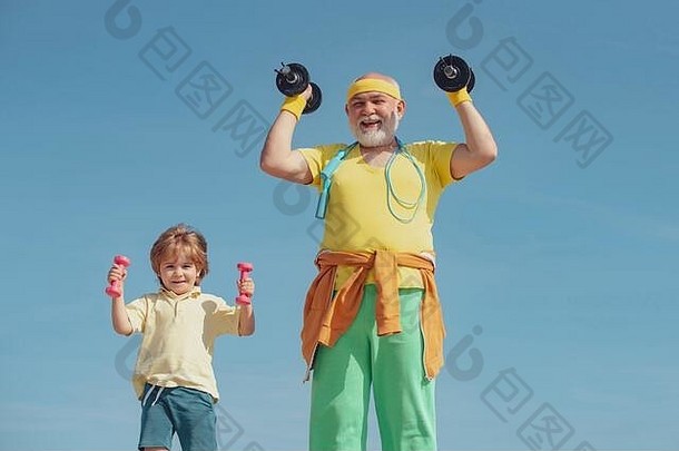 幼儿运动。微笑的小男孩和快乐英俊的老人用哑铃练习。<strong>健康成长</strong>。
