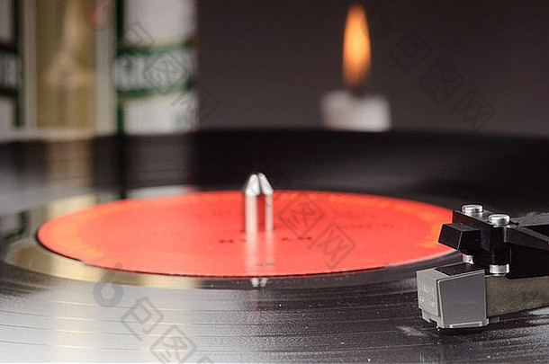 旧唱片机，背景是LP和<strong>啤酒</strong>罐以及蜡烛