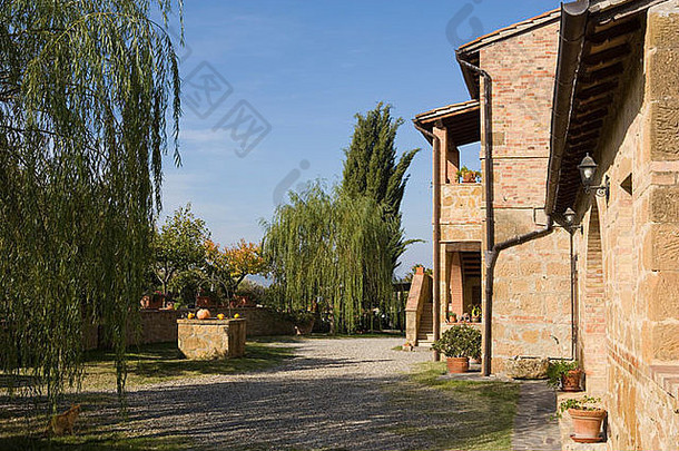 意大利著名的托斯卡纳山上一座豪华乡村别墅的花园