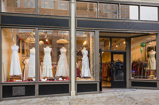 婚纱精品店的外部，商店橱窗中展示婚纱礼服