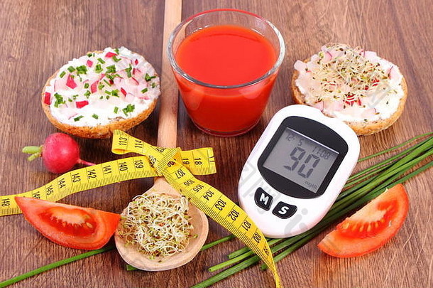 血糖仪，结果显示糖分水平，卷尺，新鲜蔬菜三明治，一杯<strong>番茄</strong>汁。减肥、糖尿病与健康生活方式
