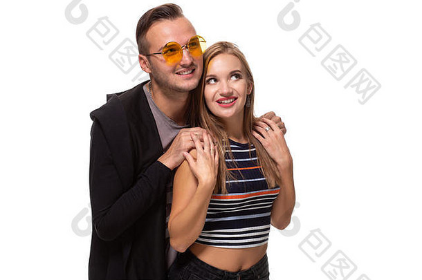 快乐年轻的可爱的夫妇站笑工作室拍摄白色背景