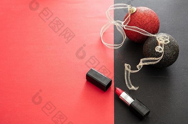 红色唇膏，圣诞节，新年前夕化妆。红色彩色唇膏和圣诞球，空间，俯视图
