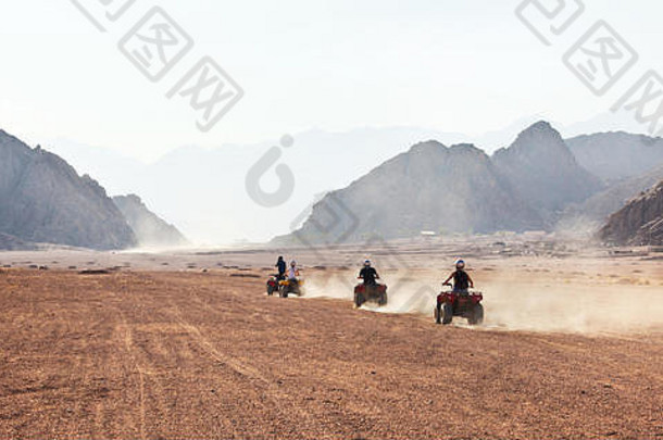 高速度比赛人骑四自行车沙漠埃及