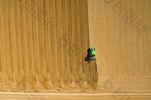意大利农村拖拉机播种的鸟瞰图