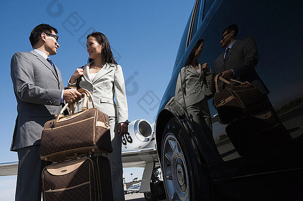 中年人女商人商人站前面车行李