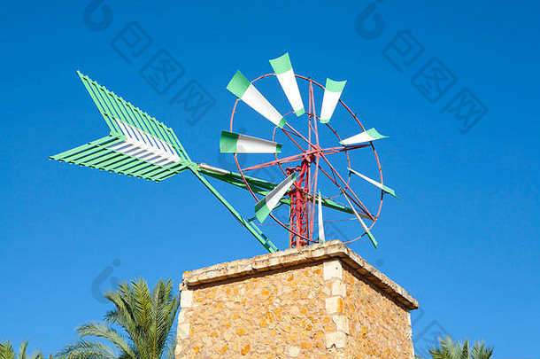 阳光明媚的西班牙马略卡岛上的风车深蓝色的天空
