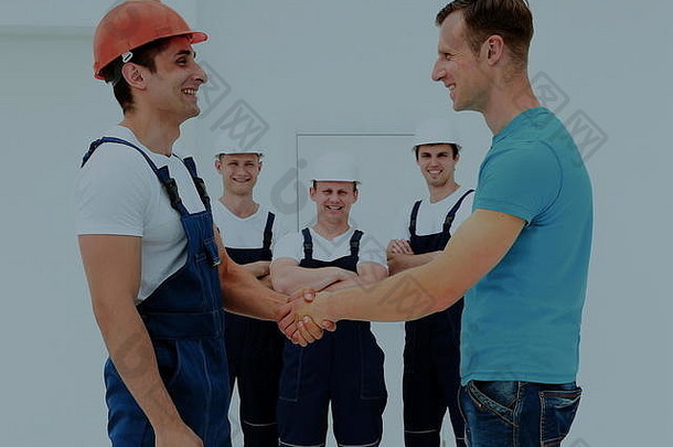 顾客与建筑商握手