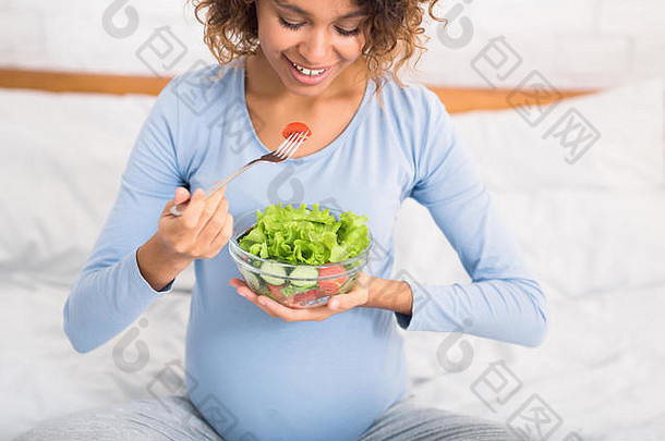 怀孕营养准女人吃新鲜的沙拉