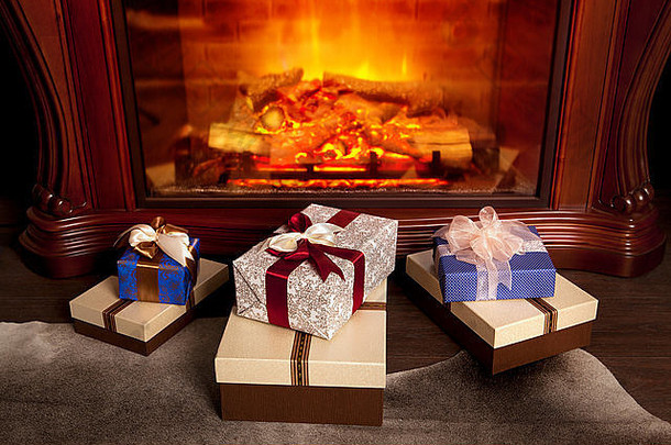 圣诞节礼物盒子温暖的壁炉晚上