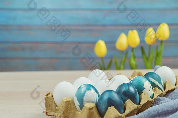 复活节快乐，有机蓝色复活节彩蛋与白色彩蛋等待彩绘，复活节节日装饰，复活节概念背景与空间