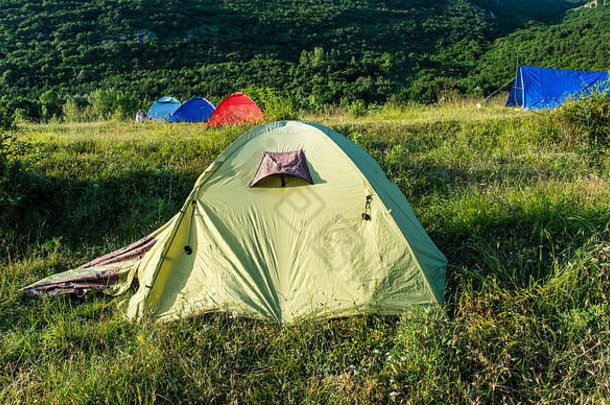 山上有许多帐篷。。户外概念。森林里的阳光。