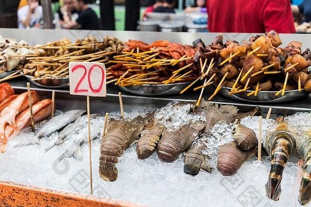 马来西亚吉隆坡有价格标签的海鲜龙虾、鸡、鱼街头食品。