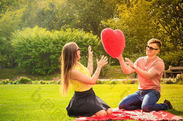 爱约会年轻的时尚夫妇情人有趣的大红色的心<strong>公园</strong>野餐概念