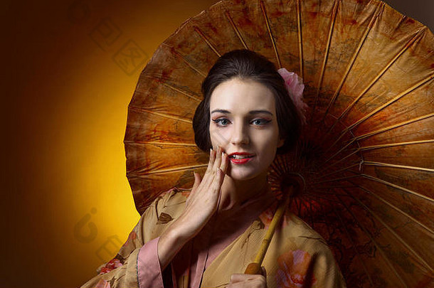 年轻的美丽的女人传统的<strong>日本</strong>和服伞