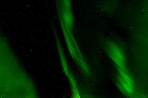 美丽的绿色北极光或北极光，挪威
