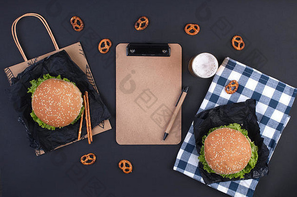 大汉堡啤酒笔记本规划黑色的背景快食物零食免费的空间文本平躺复制空间