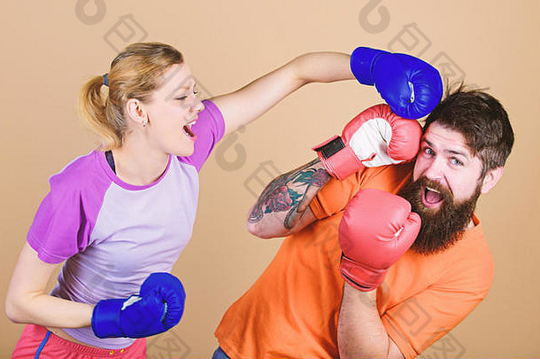 <strong>机不可失</strong>。击倒和能量。拳击手套训练。快乐女人和留胡子男人在健身房锻炼。运动装打仗与教练一起训练。拳击，运动成功。击倒