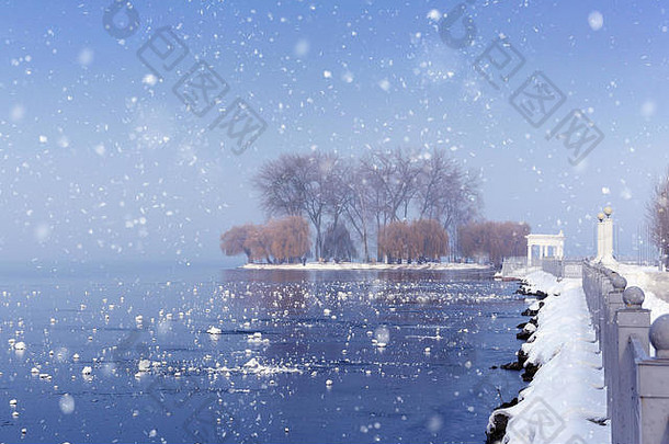 美丽的冬天景观白雪覆盖的路堤湖