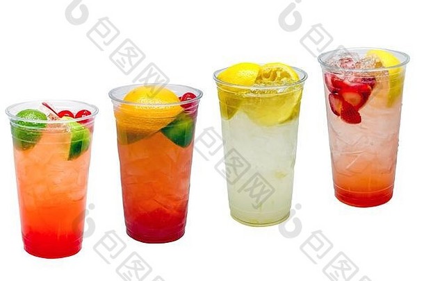 新鲜压榨柑橘类水果饮料、柠檬水、柠檬汁、樱桃和橙子，透明杯装，白色背景。