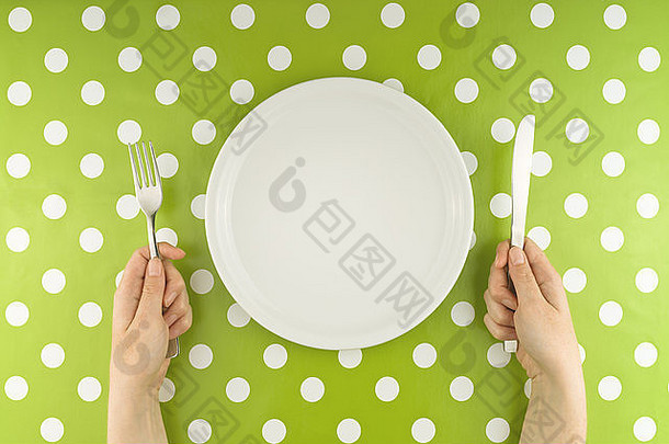 女手晚餐表格持有叉刀空平白色板节食概念