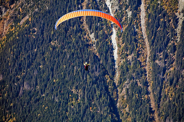 滑翔伞，在瑞士莫云坦群岛的滑翔伞飞行，冒险极限运动