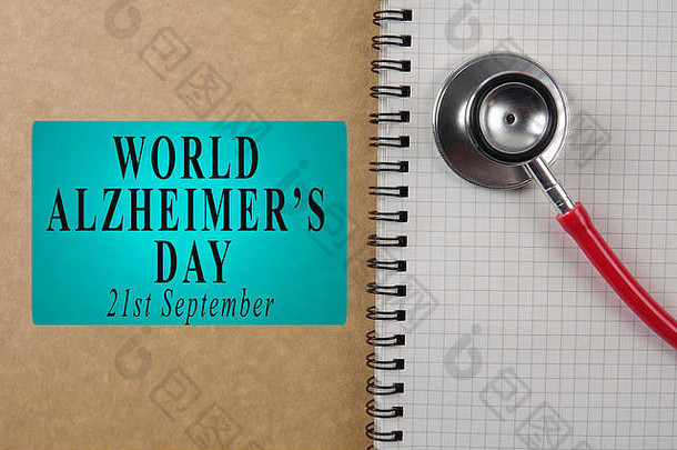 世界老年痴呆症日，9月21日，带红色听诊器和便笺。医学概念。