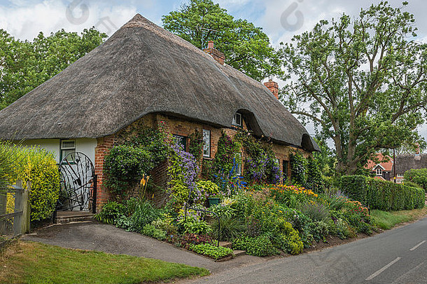 英国乡村的传统茅草屋