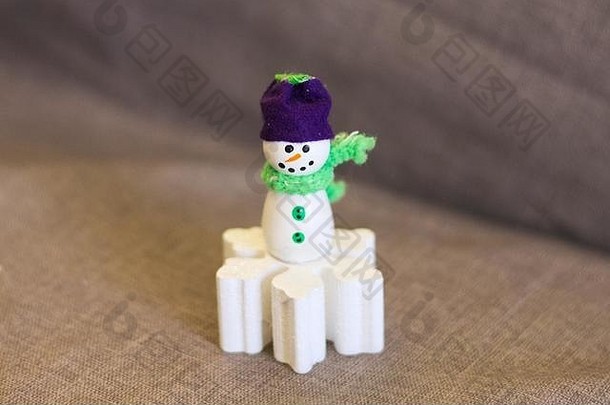 孤立的雪人紫罗兰色的他绿色围巾圣诞节装饰pesaro意大利