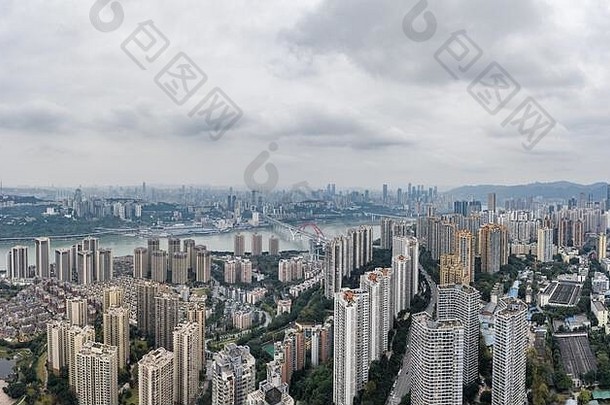 中国重庆，长江菜园坝大桥和沿江密集住宅楼的空中无人机拍摄