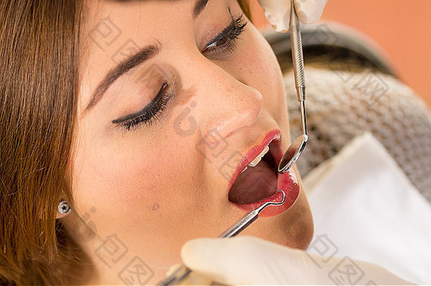 牙医处年轻女病人的特写肖像