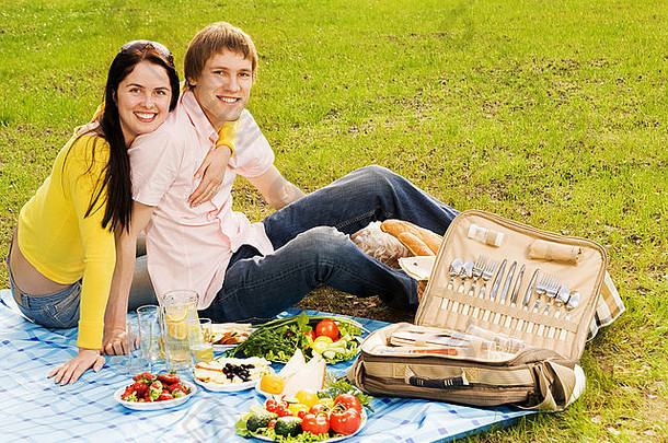 年轻的夫妇浪漫的野餐