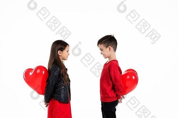 在白色背景上隔离红色心形气球的快乐儿童。男孩和女孩想要心形的气球。情人节