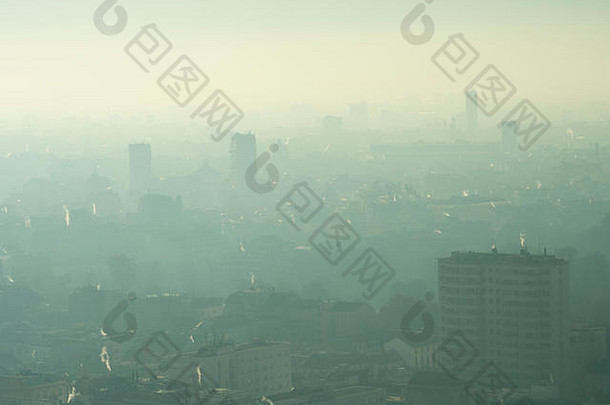 烟雾弥漫的城市景观。空气污染城市的鸟瞰图。