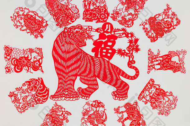 十二生肖，中国十二生肖中的十二种动物。每个动物的画都是用红纸剪下来的