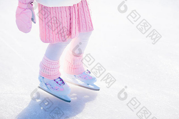 孩子滑冰自然冰阳光明媚的冬天一天孩子们溜冰鞋女孩滑冰冻湖雪公园雪冬天有趣的健康的
