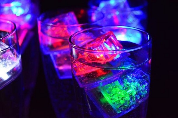 玻璃酒杯吧长扭曲的腿冰多维数据集发光的颜色有趣的明亮的饮料发光的领导元素位于