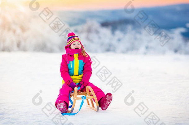 小女孩喜欢坐雪橇。儿童雪橇。蹒跚学步的孩子骑着雪橇。孩子们在户外雪中玩耍。孩子们在威斯康星州的阿尔卑斯山上滑雪