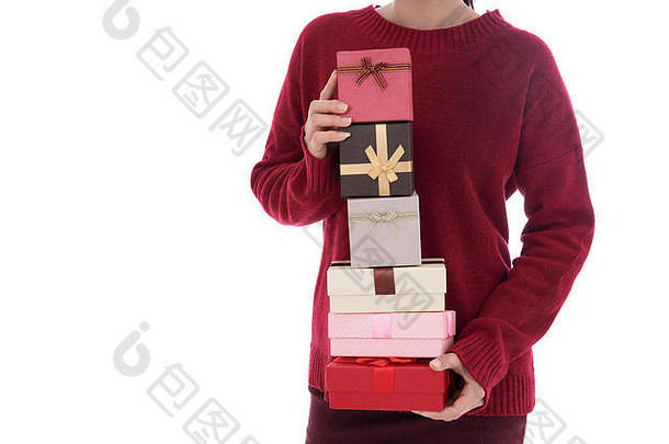 在白色背景上单独拿着圣诞礼品盒的妇女