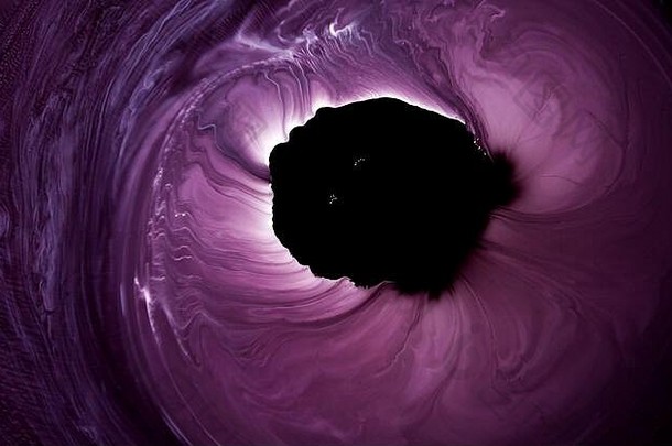 抽象彩色黑色和紫色丙烯酸涂料。通过显微镜或深海观察黑暗空间、世界。