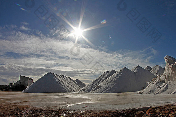 西班牙马略卡岛一个当地盐场的盐丘在阳光下干涸