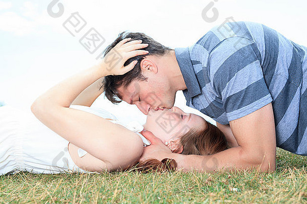 夫妇俩在草地上躺着