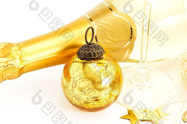 一个金色的复古圣诞球，底部是香槟酒杯，白色的香槟酒瓶