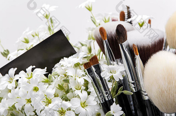 化妆刷集花繁缕白色背景