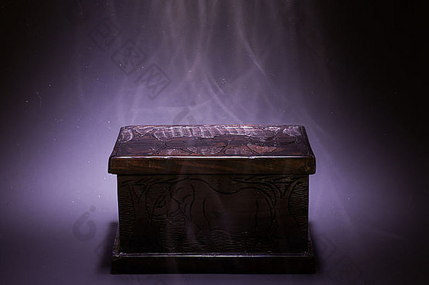 古老的非洲木箱，顶部有灯光和烟雾效果